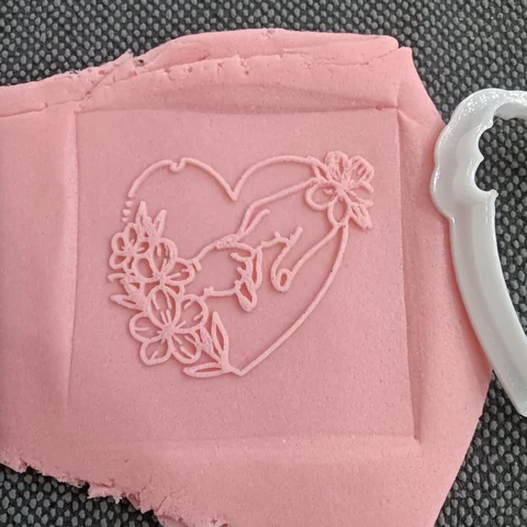 mains coeur fleuri